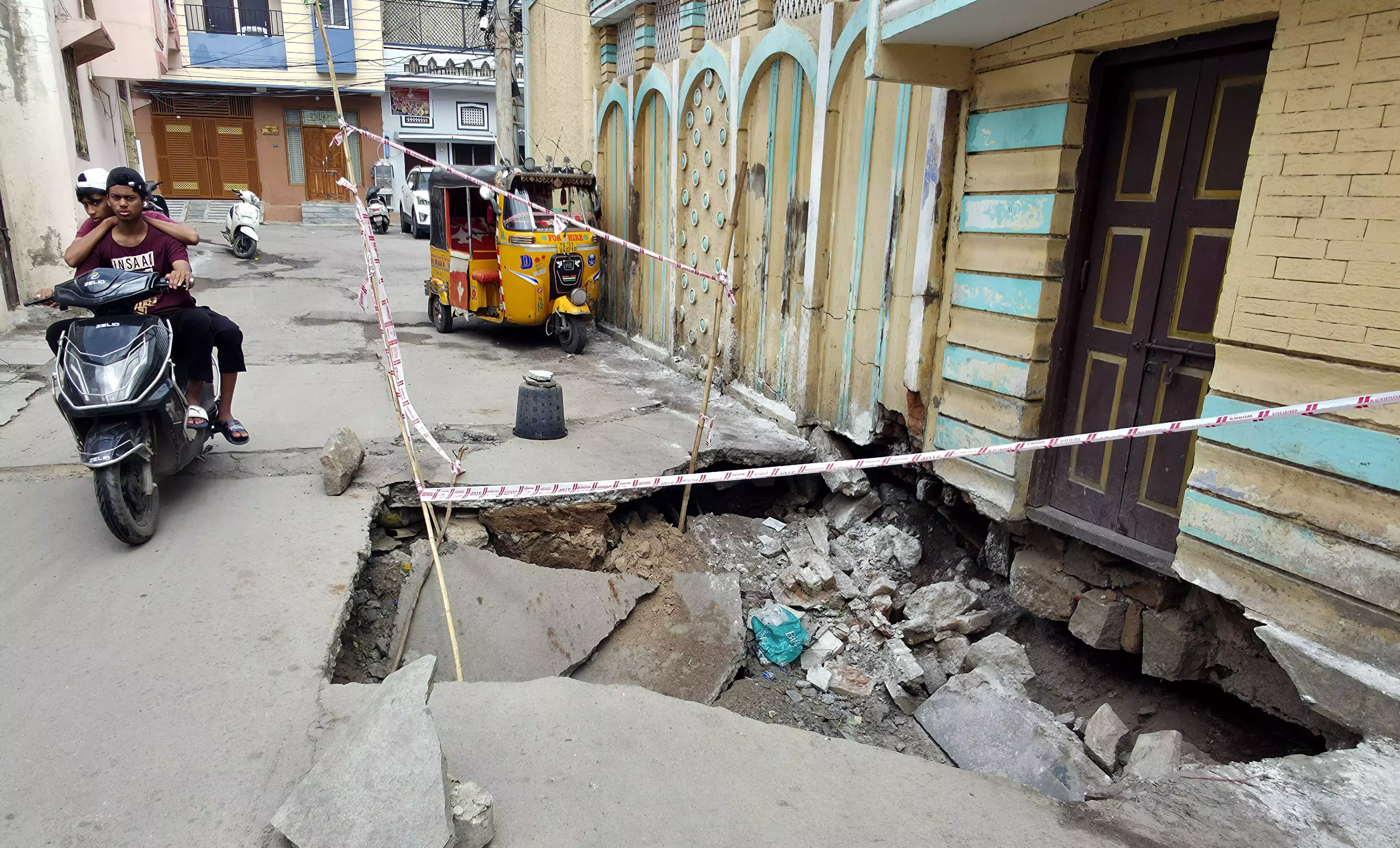 ओल्ड सिटी की जाफ़री गली में सड़क धंसी; GHMC की कार्रवाई न करने से निवासी घबराए हुए हैं