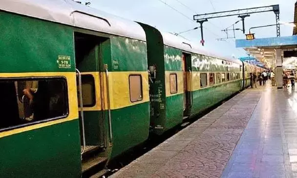 डोरनाकल ट्रेन हादसा: चलती ट्रेन के नीचे गिरने से युवक के पैर में गंभीर चोटें आईं