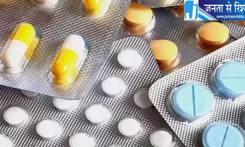 20 साल पुरानी जब्त दवाएं खुले में मिलीं, बारिश में हो रहीं खराब; औषधि विभाग ने शुरू की जांच