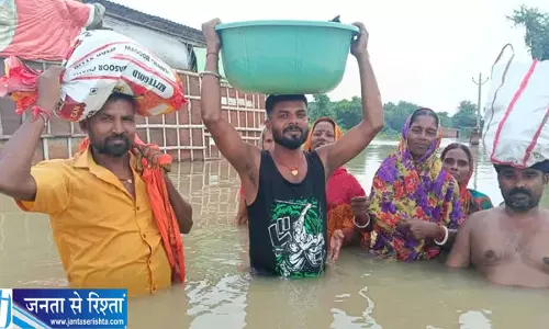 बाढ़ में फंसी स्वास्थ्य सेवा, नवजात के टीके के लिए जूझता परिवार बाढ़ में फंसी स्वास्थ्य सेवा, नवजात के टीके के लिए जूझता परिवार