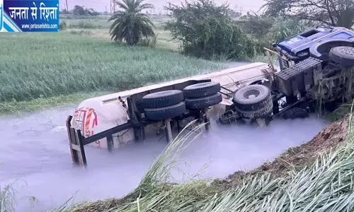 गैस टैंकर पलटने से मचा हड़कंप, रिसाव के बाद सड़क बंद