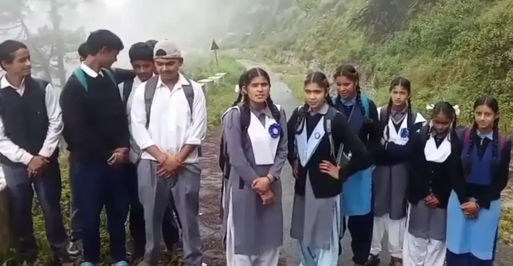Gopeshwar: स्कूल जा रहे बच्चों के सामने दिखा भालू, इलाके में अफरा-तफरी