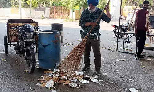 Amritsar में लंगर सेवा के लिए फोम प्लेटें मुहैया कराते पूर्व बैंकर Amritsar में लंगर सेवा के लिए फोम प्लेटें मुहैया कराते पूर्व बैंकर