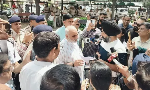 करनाल में बिजली कटौती के खिलाफ निवासियों का प्रदर्शन करनाल में बिजली कटौती के खिलाफ निवासियों का प्रदर्शन