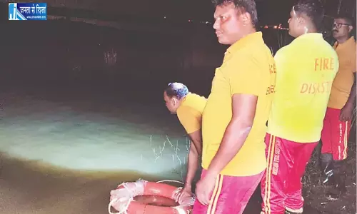 भुवनेश्वर में ऑटो चालक ने टंकापानी पुल से नदी में लगाई छलांग