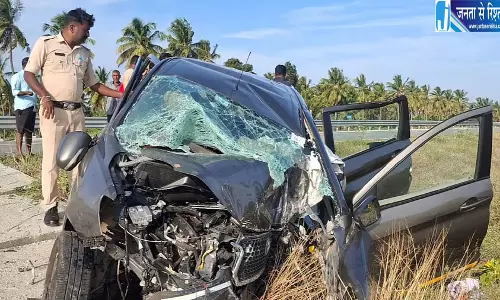 कर्नाटक में दो सड़क हादसों में सात लोगों की मौत, एक ही परिवार के चार लोगों ने गंवाई जान कर्नाटक में दो सड़क हादसों में सात लोगों की मौत, एक ही परिवार के चार लोगों ने गंवाई जान