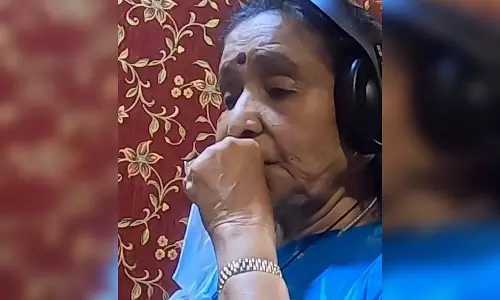 नीली साड़ी, हेडफोन और वही जादुई आवाज…आशा भोसले की जयंती पर रिलीज हुआ गाना ऐ मेरी जिंदगी