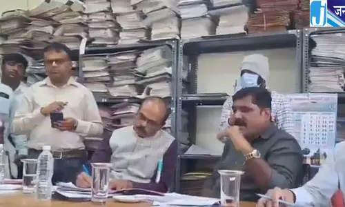 किसानों के मुद्दे पर भड़के JDS विधायक, अफसरों की लगाई क्लास