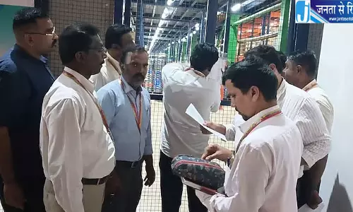 बेंगलुरु में Amazon और Swiggy Instamart सेंटर पर छापेमारी बेंगलुरु में Amazon और Swiggy Instamart सेंटर पर छापेमारी