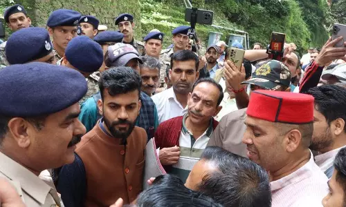 शिमला में MC टीम और रेहड़ी वालों में बहस