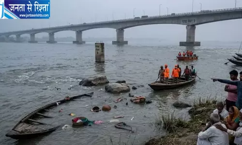 गंगा में नाव डूबने से मचा हड़कंप, महात्मा गांधी सेतु के पास हादसा