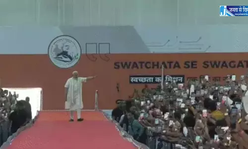 Y-आकार मंच पर PM मोदी का नया अंदाज, युवाओं से सीधा संवाद Y-आकार मंच पर PM मोदी का नया अंदाज, युवाओं से सीधा संवाद