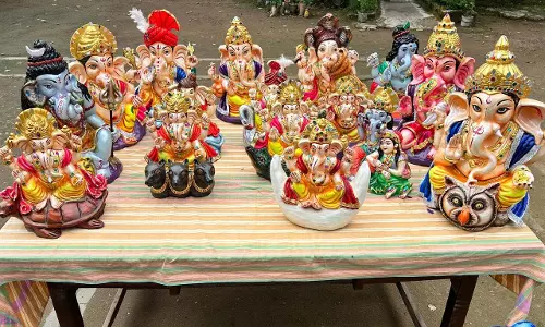 रायपुर जेल में बंदियों की अनूठी पहल, मिट्टी और बीजों से तैयार की गणेश प्रतिमाएं