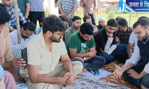 भूख हड़ताल पर बैठे मेडिकल इंटर्न डॉक्टरों के समर्थन में पहुंचे विधायक