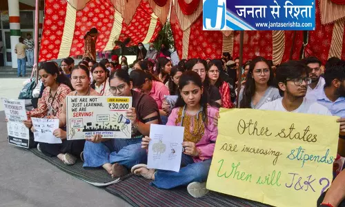 J&K में MBBS-BDS इंटर्न की भूख हड़ताल
