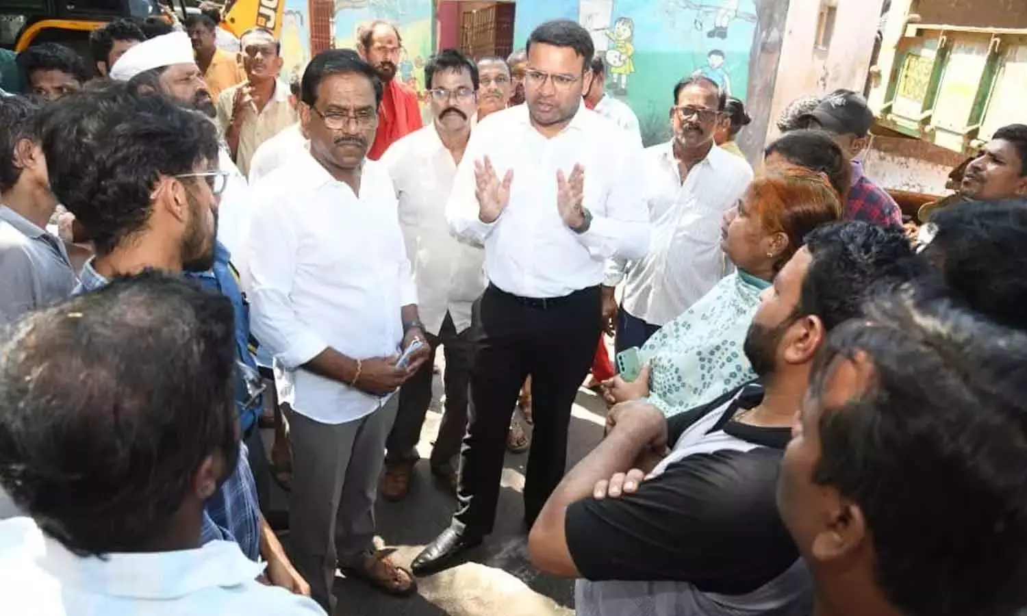 GVMC द्वारा समतल करने का काम तेज़ करने से वेलामपेटा झुग्गी पुनर्विकास परियोजना ने गति पकड़ी है GVMC द्वारा समतल करने का काम तेज़ करने से वेलामपेटा झुग्गी पुनर्विकास परियोजना ने गति पकड़ी है