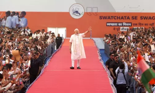 धुरंधर के गाने पर मोदी की एंट्री, रैंप से युवाओं के बीच पहुंचे PM