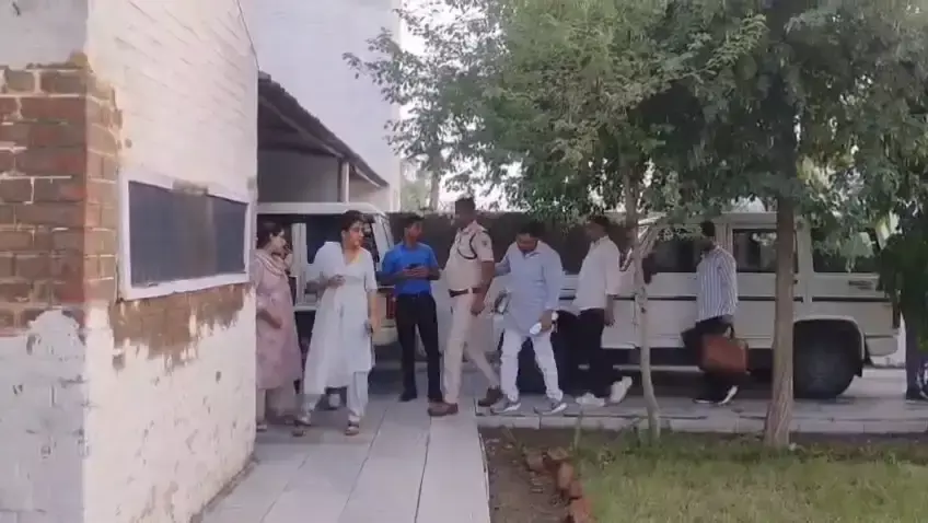 Nuh: 50 हजार की रिश्वत लेते थाना प्रभारी गिरफ्तार, दुष्कर्म केस से नाम हटाने का मामला Nuh: 50 हजार की रिश्वत लेते थाना प्रभारी गिरफ्तार, दुष्कर्म केस से नाम हटाने का मामला