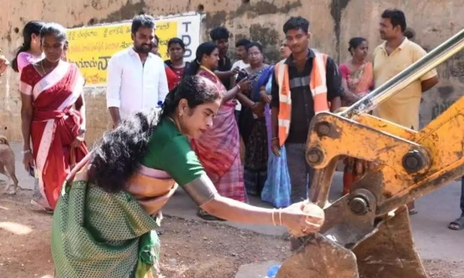 Andhra: मेयर ने नई जल निकासी व्यवस्था का शिलान्यास किया Andhra: मेयर ने नई जल निकासी व्यवस्था का शिलान्यास किया