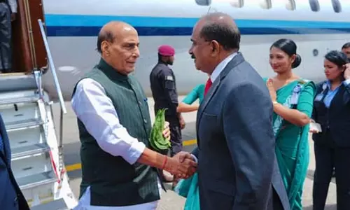 श्रीलंका पहुंचे रक्षा मंत्री राजनाथ सिंह, पारंपरिक अंदाज में हुआ गर्मजोशी से स्वागत श्रीलंका पहुंचे रक्षा मंत्री राजनाथ सिंह, पारंपरिक अंदाज में हुआ गर्मजोशी से स्वागत