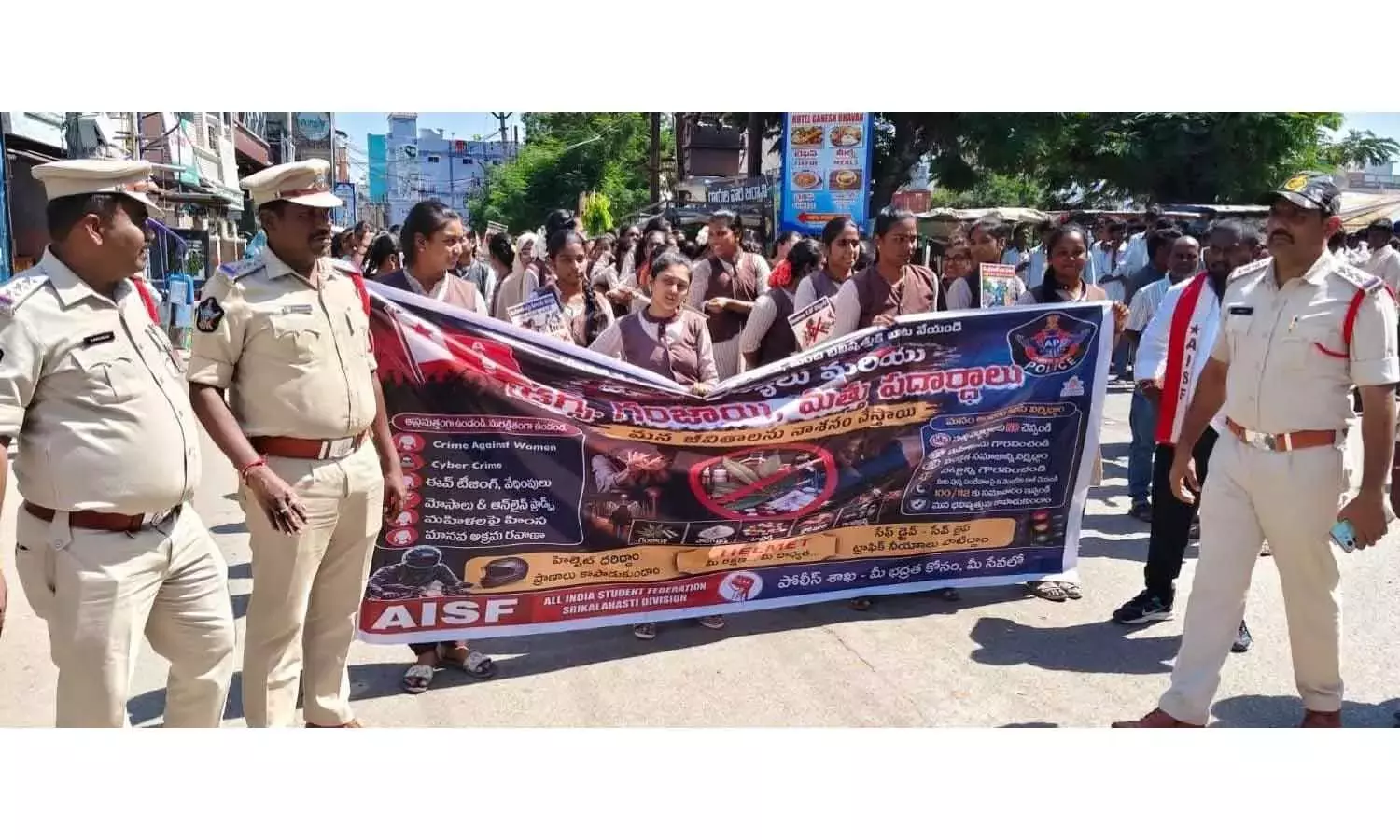 श्रीकालहस्ती: पुलिस ने नशा-मुक्त और सुरक्षित समाज के लिए छात्रों की रैली आयोजित की श्रीकालहस्ती: पुलिस ने नशा-मुक्त और सुरक्षित समाज के लिए छात्रों की रैली आयोजित की