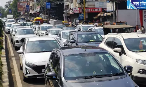 इंटर्न डॉक्टरों की हड़ताल से भोपाल में ट्रैफिक व्यवस्था प्रभावित, VIP रोड पर लगा लंबा जाम