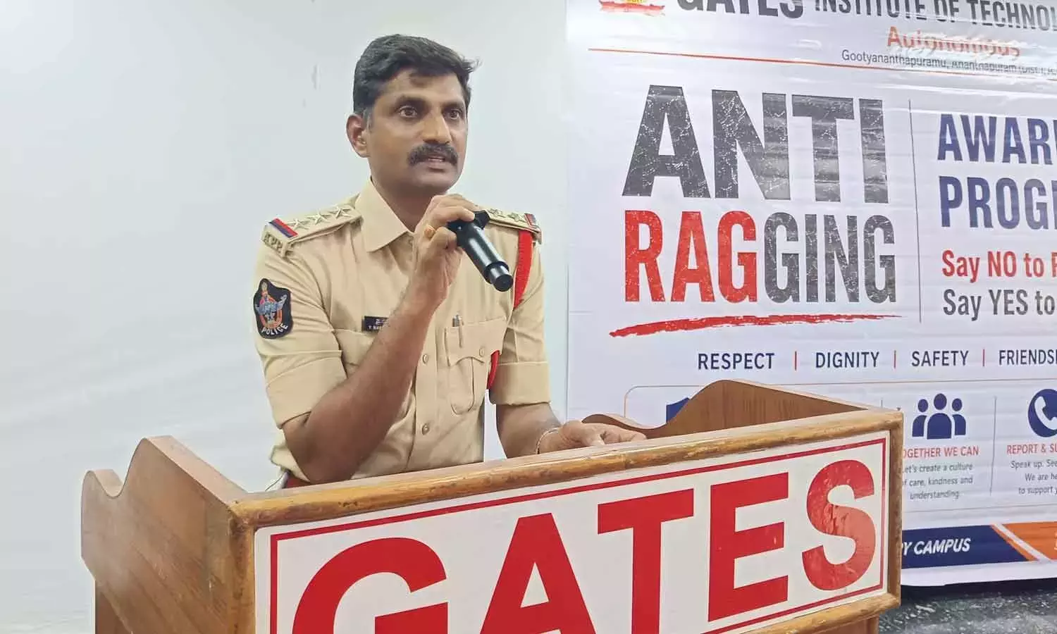 Andhra: गूटी पुलिस ने छात्रों को रैगिंग-रोधी कानूनों के बारे में जानकारी दी Andhra: गूटी पुलिस ने छात्रों को रैगिंग-रोधी कानूनों के बारे में जानकारी दी