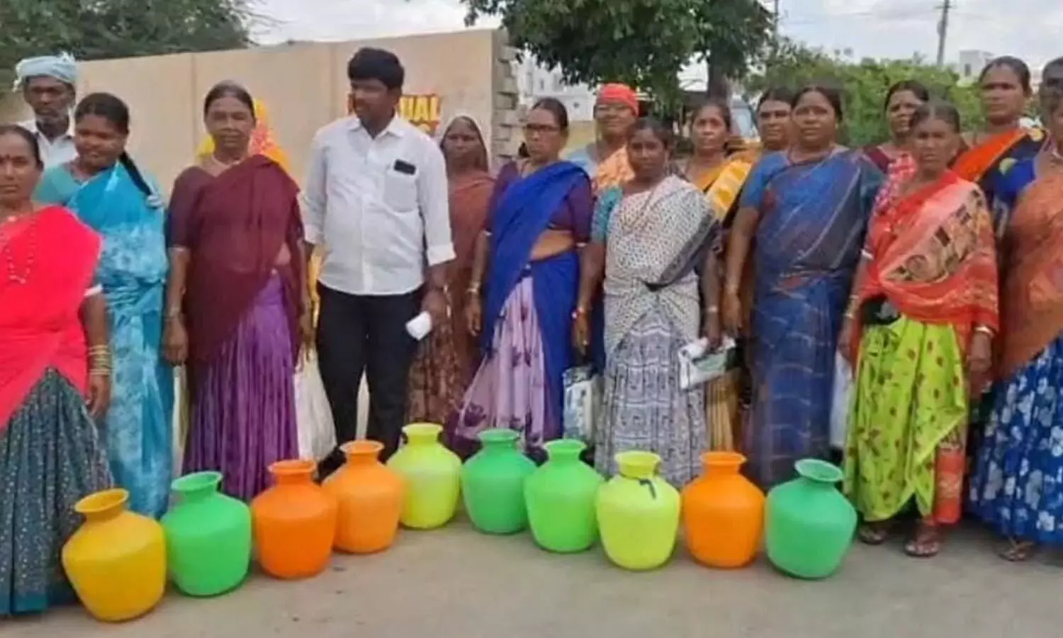 Telangana: आदिवासी महिलाओं को कलेक्ट्रेट में प्रवेश की अनुमति नहीं है Telangana: आदिवासी महिलाओं को कलेक्ट्रेट में प्रवेश की अनुमति नहीं है