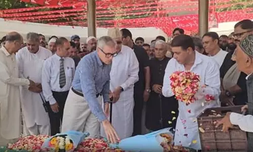 शेख अब्दुल्ला की 44वीं पुण्यतिथि पर दी गई श्रद्धांजलि, सीएम उमर अब्दुल्ला और फारूक अब्दुल्ला ने अदा की विशेष नमाज शेख अब्दुल्ला की 44वीं पुण्यतिथि पर दी गई श्रद्धांजलि, सीएम उमर अब्दुल्ला और फारूक अब्दुल्ला ने अदा की विशेष नमाज