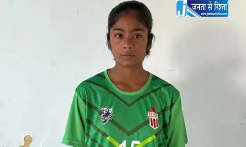 मजदूर पिता की बेटी जानवी कुमारी ने रचा इतिहास, बिहार जूनियर महिला फुटबॉल टीम में हुआ चयन मजदूर पिता की बेटी जानवी कुमारी ने रचा इतिहास, बिहार जूनियर महिला फुटबॉल टीम में हुआ चयन