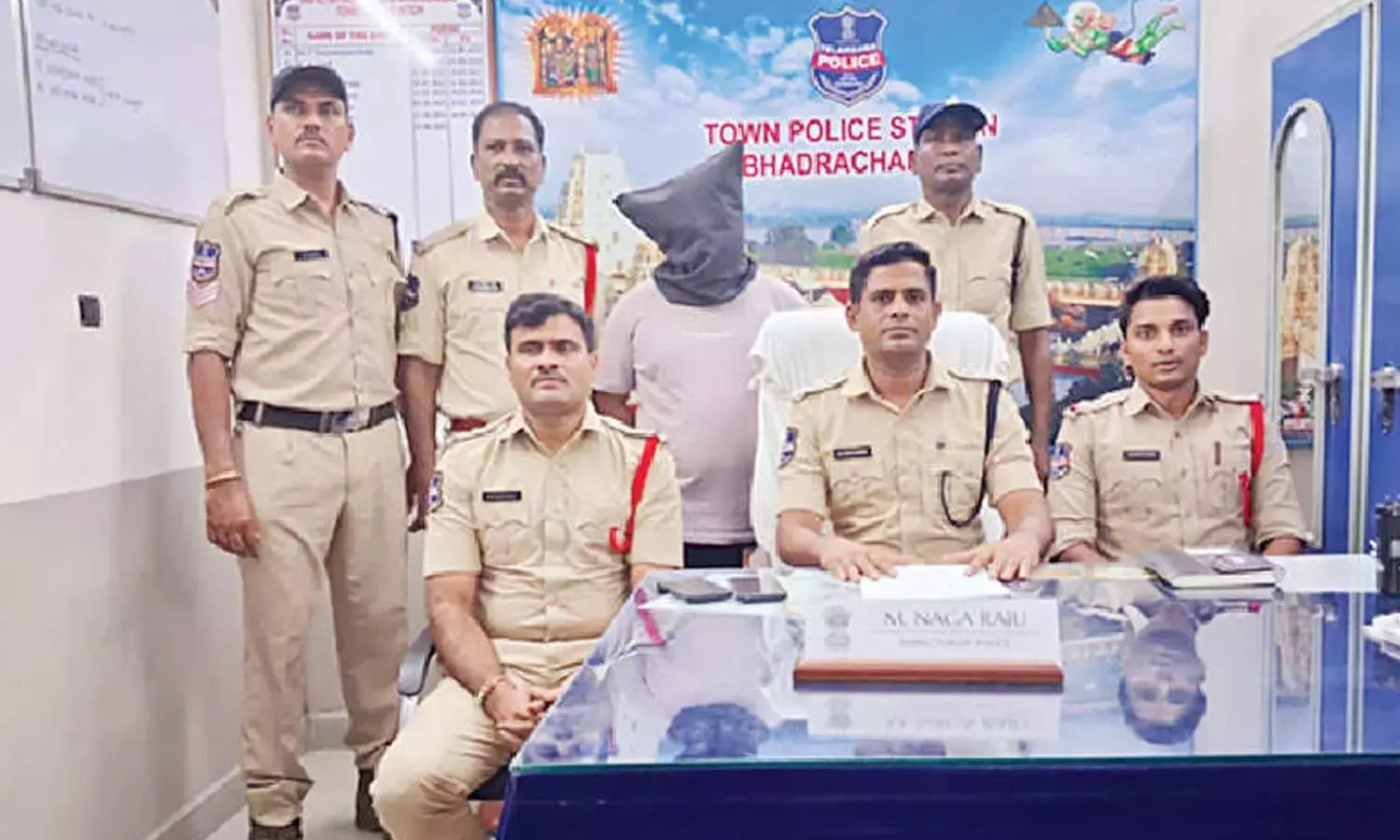 Telangana: नौकरी के नाम पर धोखाधड़ी करने के आरोप में राजस्व विभाग का कर्मचारी गिरफ्तार Telangana: नौकरी के नाम पर धोखाधड़ी करने के आरोप में राजस्व विभाग का कर्मचारी गिरफ्तार