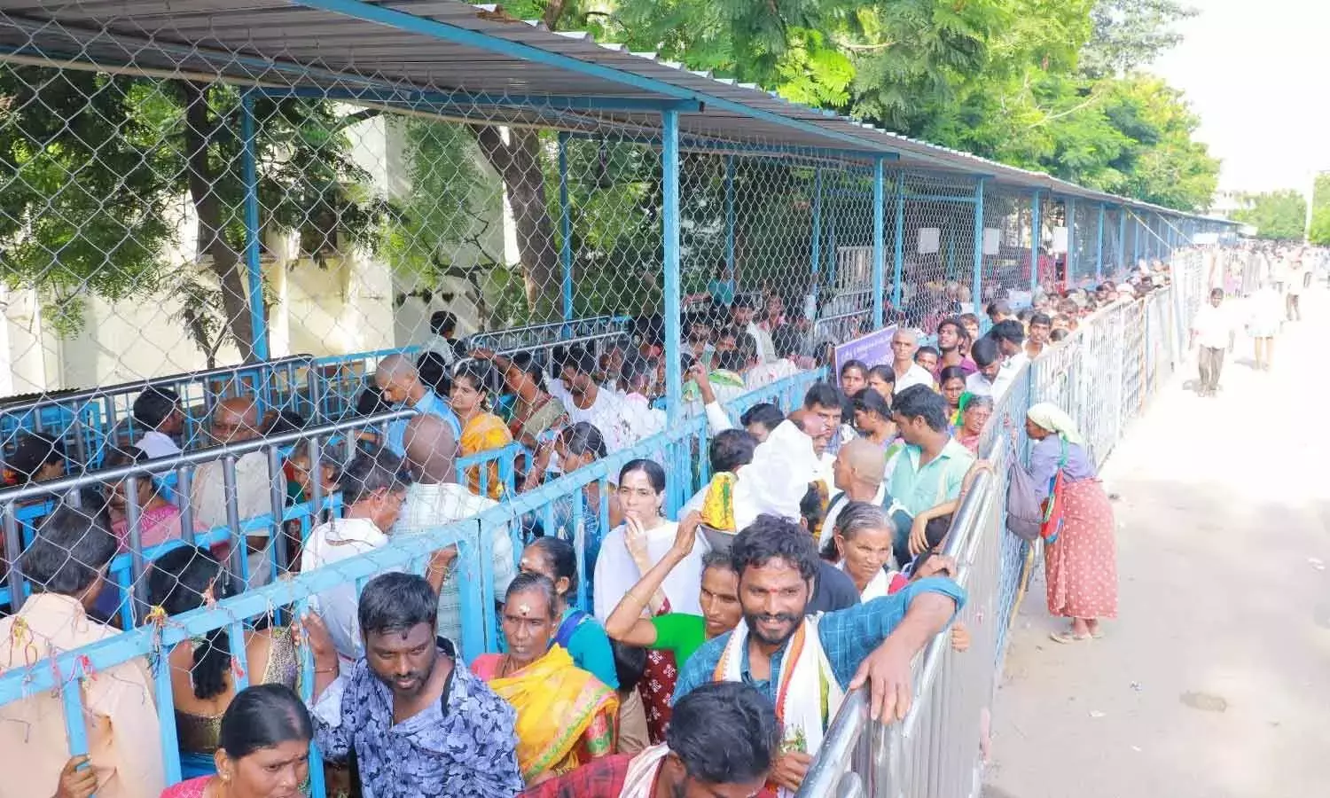 Telangana: श्रावण के आखिरी सोमवार को वेमुलावाड़ा में भारी भीड़ उमड़ी Telangana: श्रावण के आखिरी सोमवार को वेमुलावाड़ा में भारी भीड़ उमड़ी