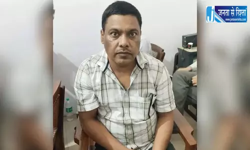 चकबंदी आदेश ऑनलाइन कराने के नाम पर 50 हजार रिश्वत लेते पेशकार गिरफ्तार