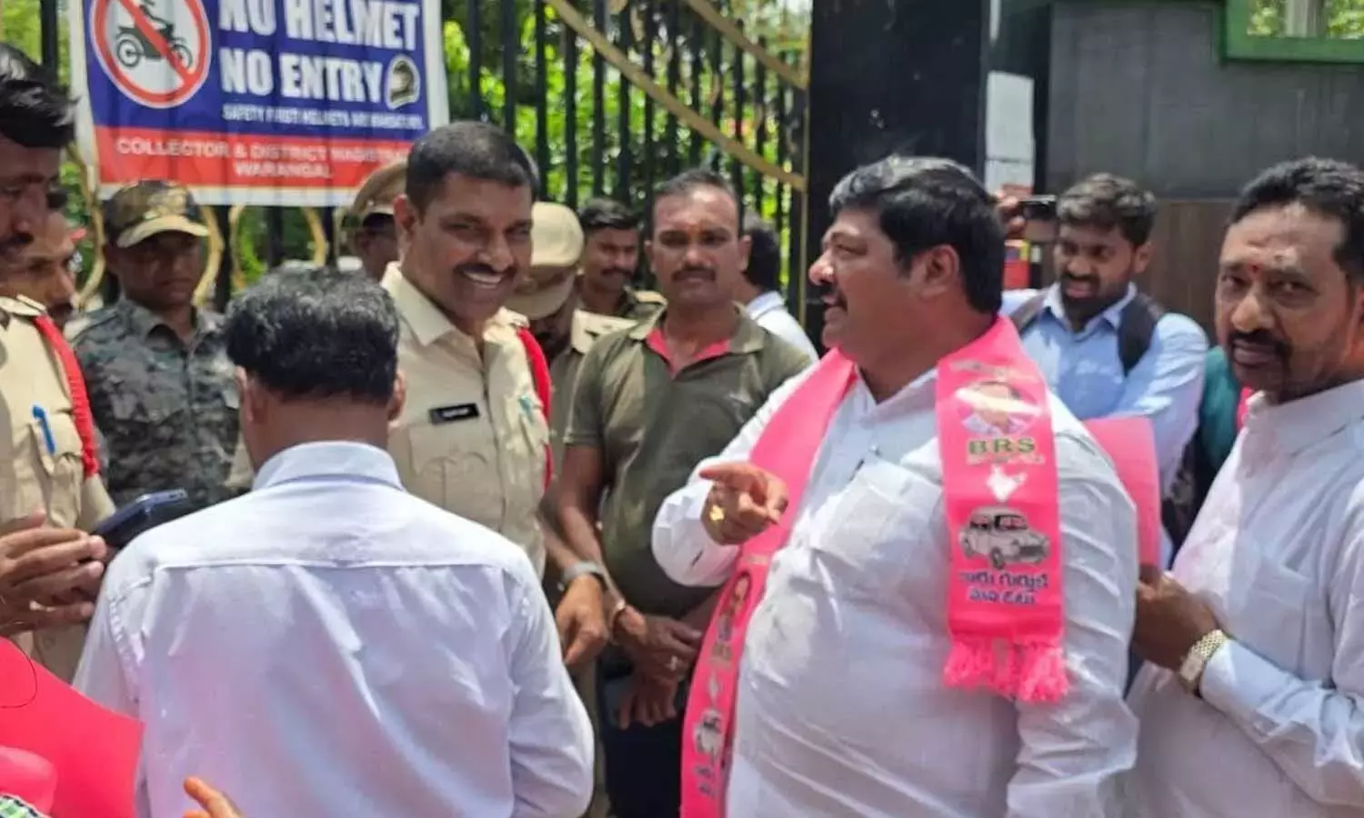Telangana: BRS ने अधूरे वादों को लेकर वारंगल कलेक्ट्रेट में धरना दिया Telangana: BRS ने अधूरे वादों को लेकर वारंगल कलेक्ट्रेट में धरना दिया