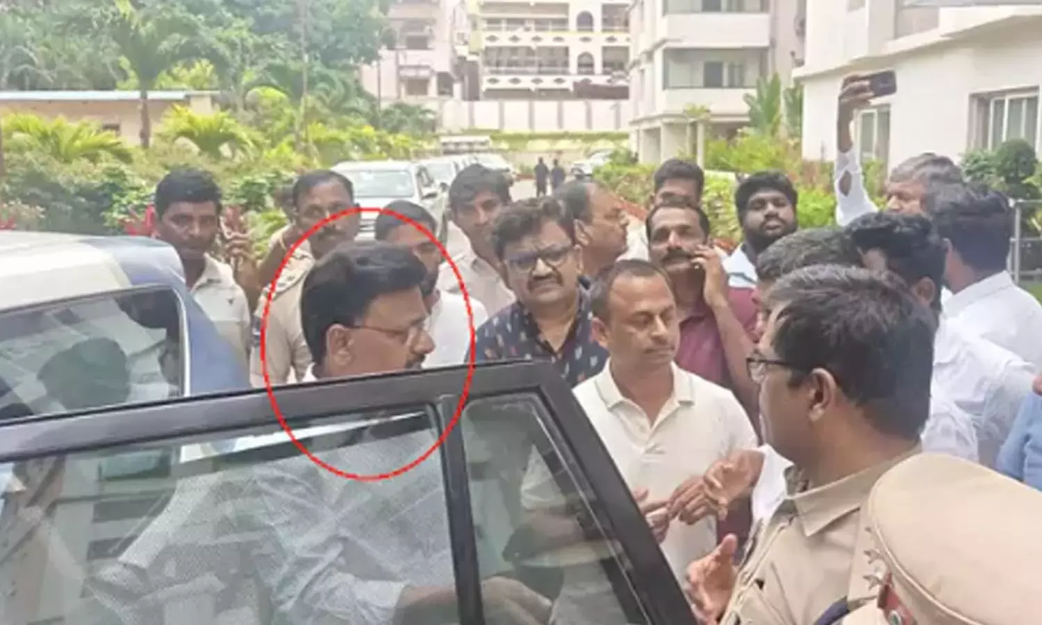 तेलंगाना विधानसभा स्पीकर पर टिप्पणी करने के आरोप में BRS MLC टाटा मधु को गिरफ़्तार किया गया तेलंगाना विधानसभा स्पीकर पर टिप्पणी करने के आरोप में BRS MLC टाटा मधु को गिरफ़्तार किया गया
