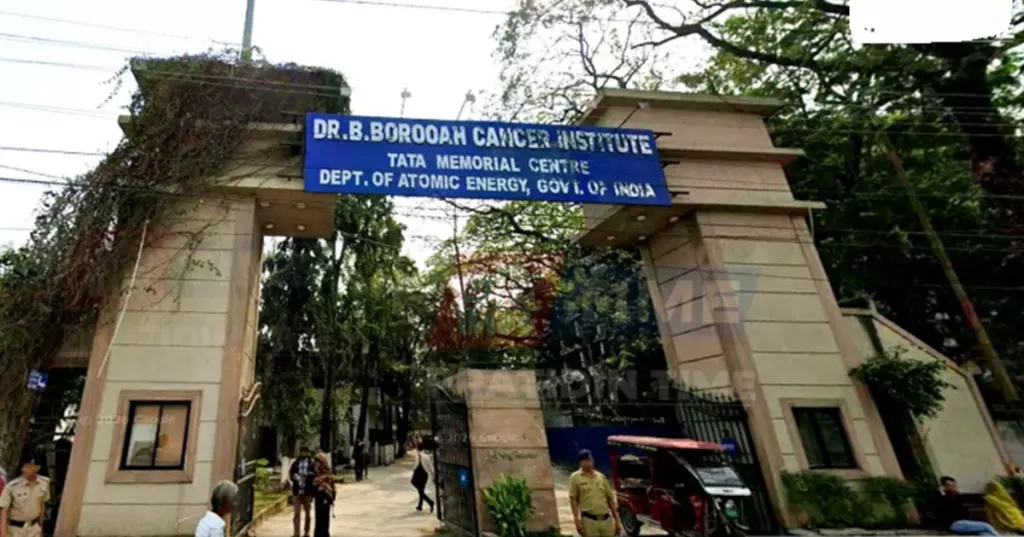 अस्पताल की छत गिरने से बड़ा हादसा: मरीज के साथ आए युवक की मौत अस्पताल की छत गिरने से बड़ा हादसा: मरीज के साथ आए युवक की मौत