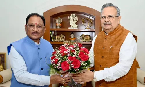 मुख्यमंत्री विष्णुदेव साय ने विधानसभा अध्यक्ष डॉ. रमन सिंह से की आत्मीय भेंट
