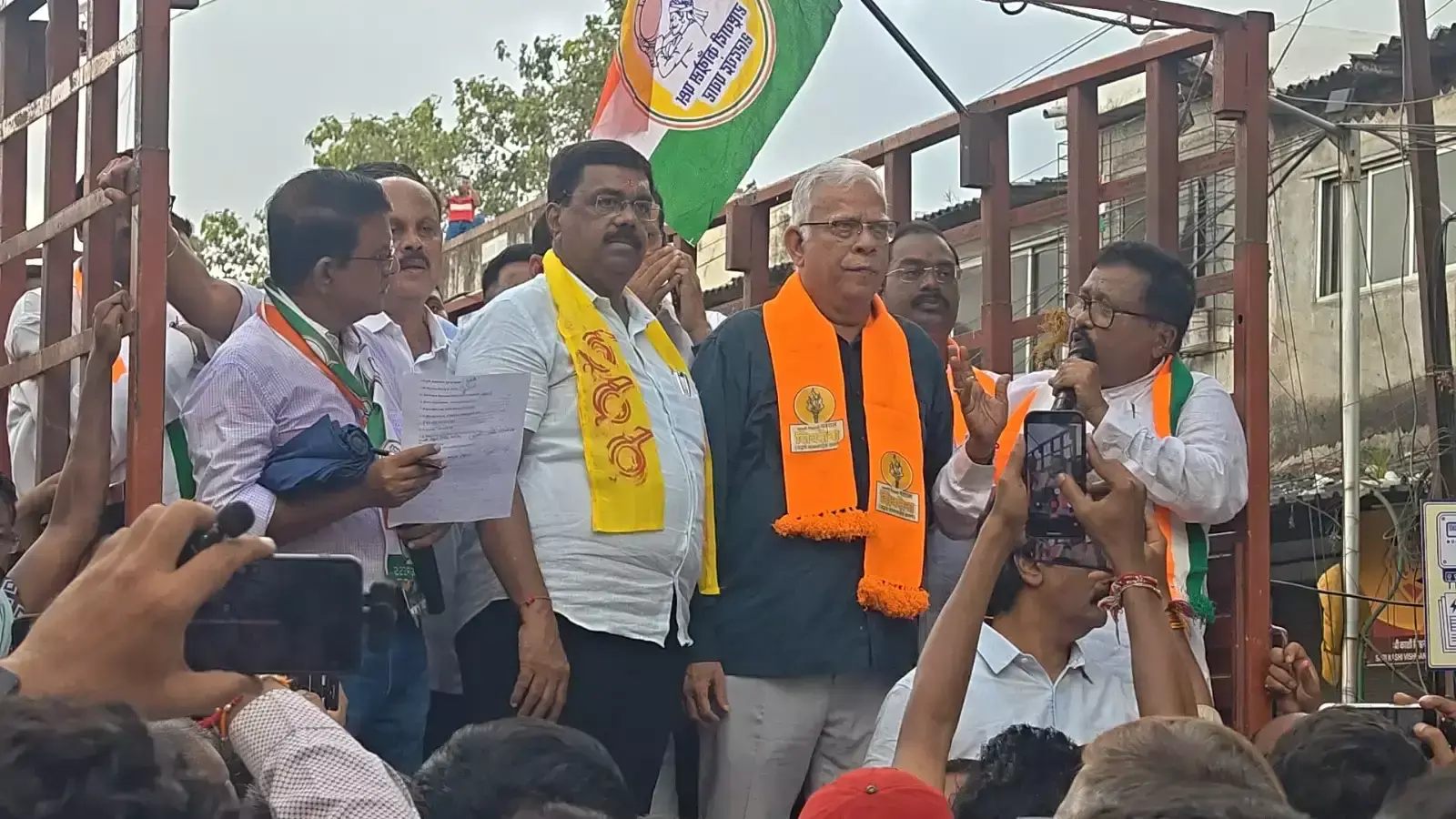 Mumbai: महावितरण कार्यालय पर स्मार्ट मीटर के विरोध में प्रदर्शन, महापौर ने किया नेतृत्व