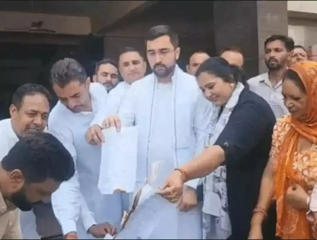 Kaithal: नगरपालिका सफाई कर्मचारी उतरे सड़कों पर, बर्खास्तगी-निलंबन का विरोध Kaithal: नगरपालिका सफाई कर्मचारी उतरे सड़कों पर, बर्खास्तगी-निलंबन का विरोध