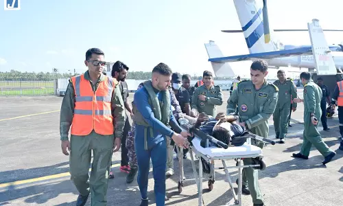 समुद्र में घायल फिलीपीन नाविक का रेस्क्यू, कोस्ट गार्ड ने हेलिकॉप्टर से कराया MEDEVAC