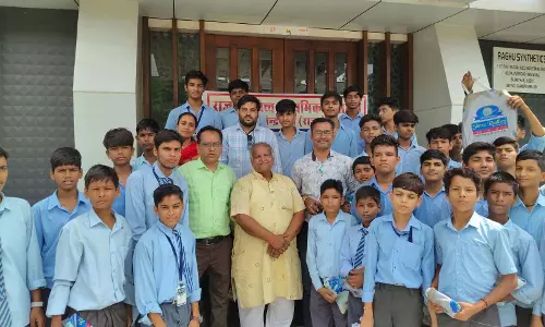 किताब से निकलकर मशीनों तक पहुंचे विद्यार्थी, जानी वस्त्र उद्योग की बारीकियां, देखा कपड़ा बनने का पूरा सफर