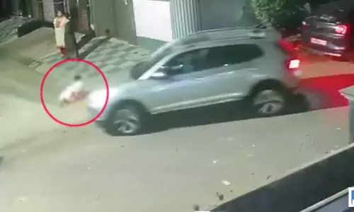 दर्दनाक हादसा, मां के सामने 2 साल की बच्ची को कार ने कुचला, VIDEO वायरल... दर्दनाक हादसा, मां के सामने 2 साल की बच्ची को कार ने कुचला, VIDEO वायरल...