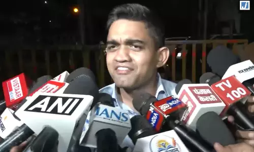 भोपाल में इंटर्न डॉक्टरों के प्रदर्शन स्थल पहुंचे कलेक्टर, बोले- बातचीत से निकलेगा समाधान