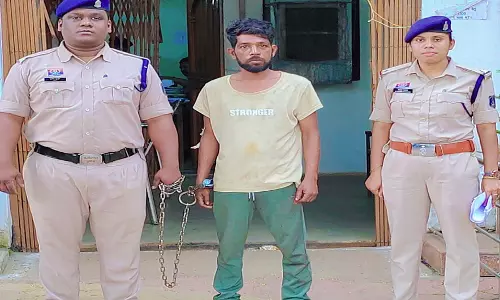 शराब के लिए पैसे नहीं देने पर महिला से मारपीट, आरोपी गिरफ्तार शराब के लिए पैसे नहीं देने पर महिला से मारपीट, आरोपी गिरफ्तार