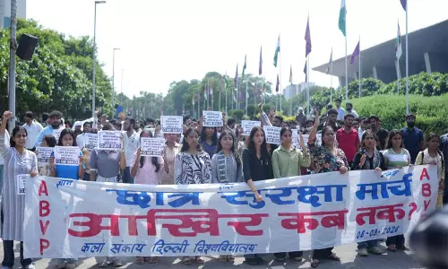 सत्य निकेतन PG हादसे पर ABVP का प्रदर्शन, DU में निकाला सुरक्षा मार्च