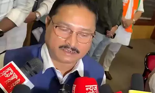 रिटायर्ड IAS देबाशीष शर्मा BJP में शामिल, दिलीप सैकिया बोले- पार्टी को मिलेगी नई मजबूती रिटायर्ड IAS देबाशीष शर्मा BJP में शामिल, दिलीप सैकिया बोले- पार्टी को मिलेगी नई मजबूती
