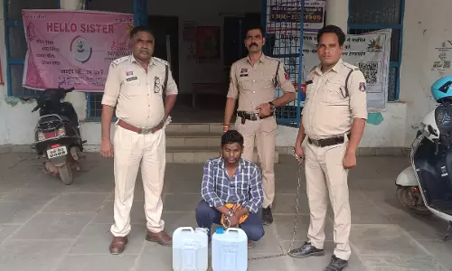 ऑपरेशन आघात में पुसौर पुलिस की कार्रवाई, 20 लीटर महुआ शराब के साथ आरोपी गिरफ्तार