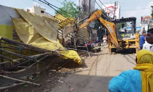 रायपुर में अतिक्रमण पर चला बुलडोजर, 50 से ज्यादा दुकानदारों पर कार्रवाई