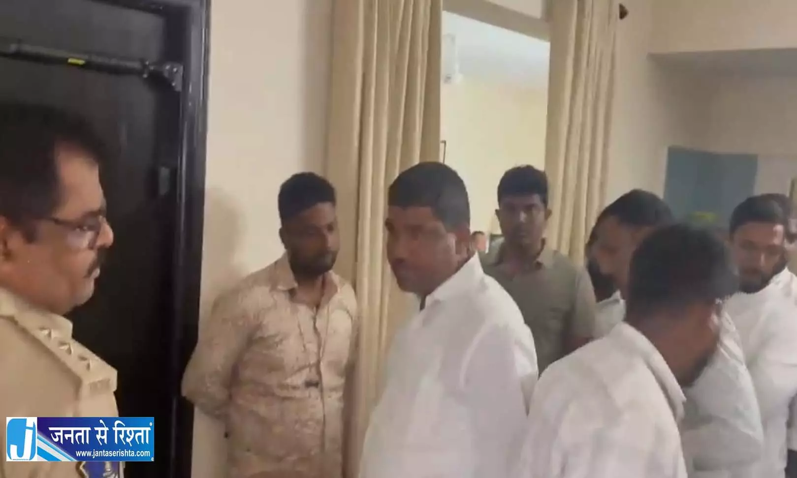 BRS MLC के घर पहुंची पुलिस, स्पीकर पर टिप्पणी मामले में जांच तेज BRS MLC के घर पहुंची पुलिस, स्पीकर पर टिप्पणी मामले में जांच तेज