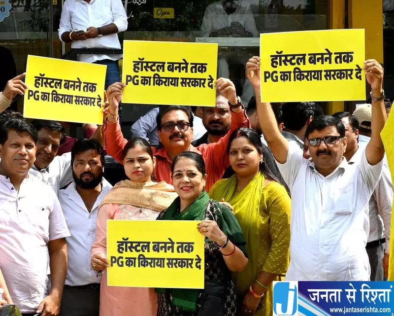 Delhi AAP का BJP विधायक के घर के बाहर प्रदर्शन Delhi AAP का BJP विधायक के घर के बाहर प्रदर्शन